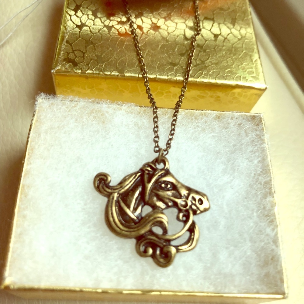 Small gold tone horse 🐴 necklace
